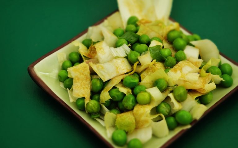 Salada de endívias e ervilhas frescas