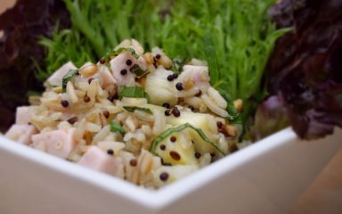 Salada de grãos com abacaxi e peito de peru defumado
