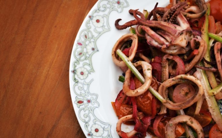 Salada quente de lula, erva doce e tomate
