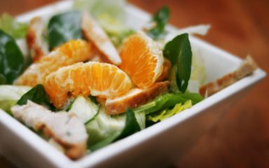 Salada de alface com tiras de frango e mexerica