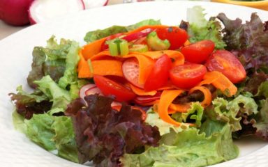 Salada com molho de salsão