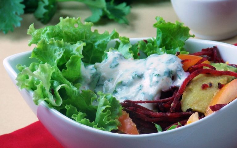 Salada com abacate ao molho de coentro