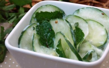 Salada de pepino, hortelã e iogurte