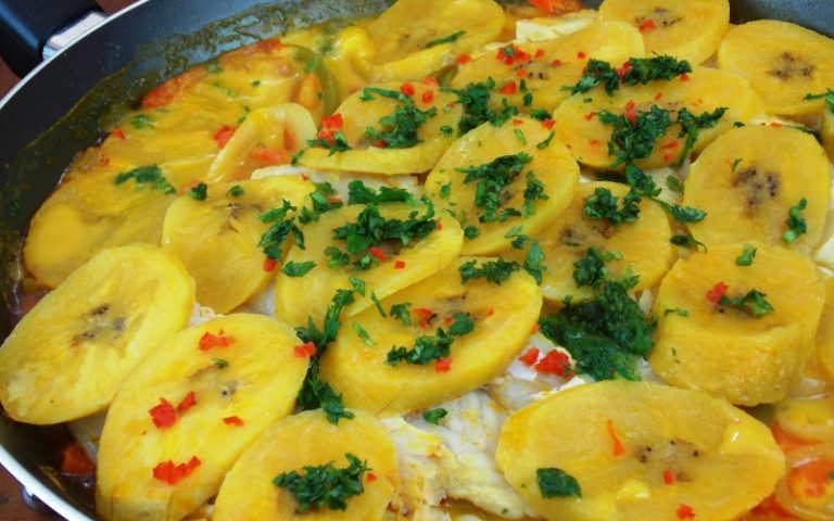 Moqueca de peixe com banana da terra