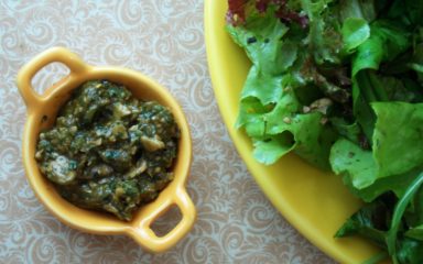 Salada de folhas com pesto de semente de abóbora