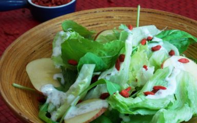 Salada de folhas com maçã, goji berry e molho de iogurte
