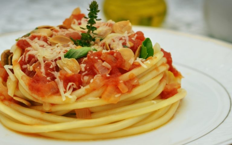 Espaguetti de quinoa com molho de tomate e amêndoas