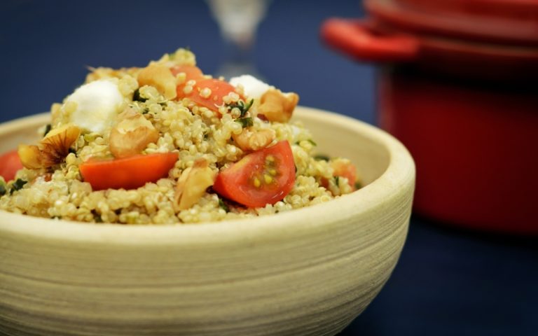 Salada de quinoa real com tomate cereja, queijo de cabra e manjericão