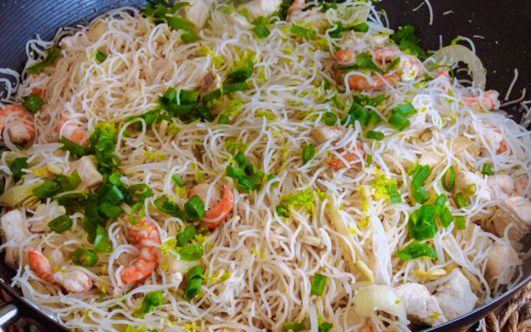 Paad thai de camarão e frango