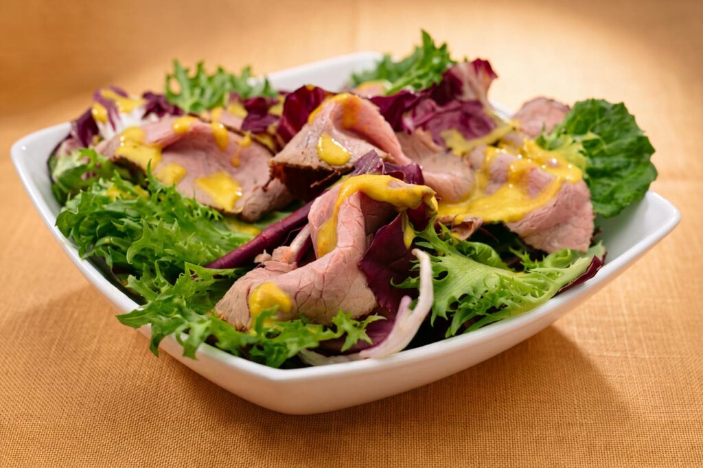 Salada com lascas de rosbife com molho de mostarda