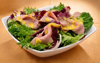 Salada com lascas de rosbife com molho de mostarda