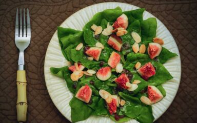 Salada de espinafre com figo e amêndoas