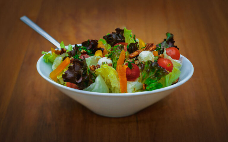 Salada de folhas com queijo de cabra e damasco