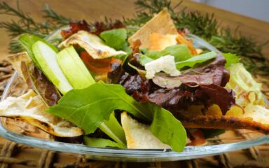 Salada de folhas verdes com maçã e crisps de pão sírio
