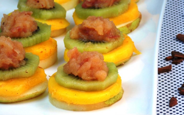 pilha de frutas com purê de maçã e toque de canela