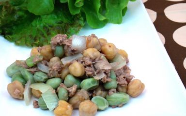 Salada de grão e favas verdes com atum