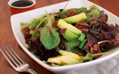 Salada de folhas com passas, abacate e noz pecã