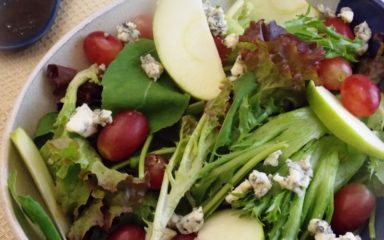 Salada de folhas com frutas, gorgonzola e molho de mel
