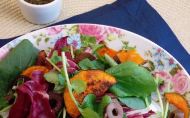 Salada de chips de abóbora, folhas e ervas finas