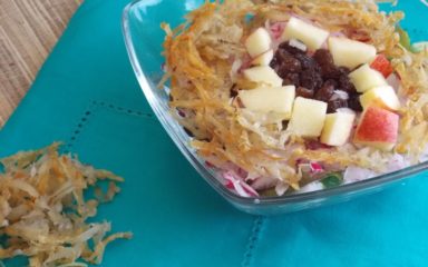 Bowl de salada com batata palha caseira