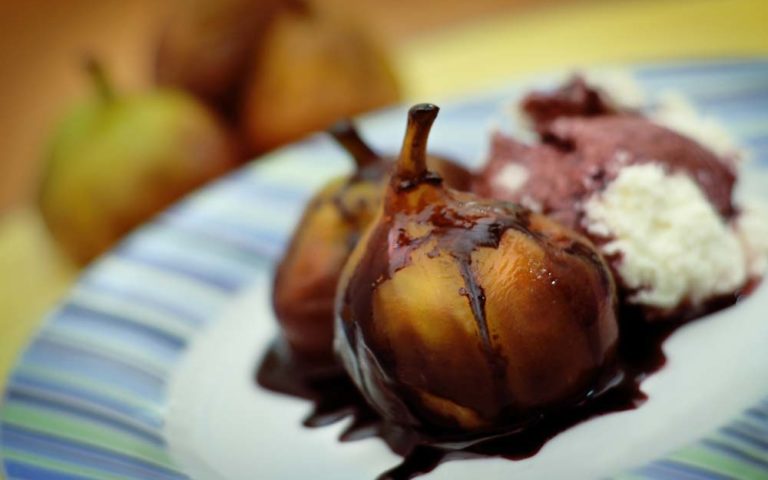 Figos ao molho de vinho e creme de ricota