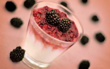 Mousse de iogurte com calda de frutas vermelhas