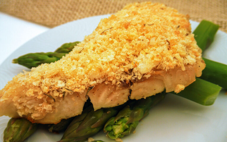 Robalo em crosta de coco com aspargos