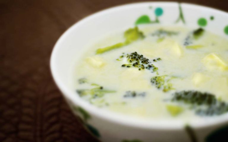 Sopa de brócolis com queijo