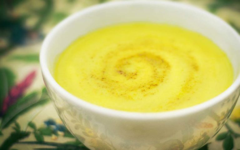 Sopa de couve-flor, curry, maçã e açafrão