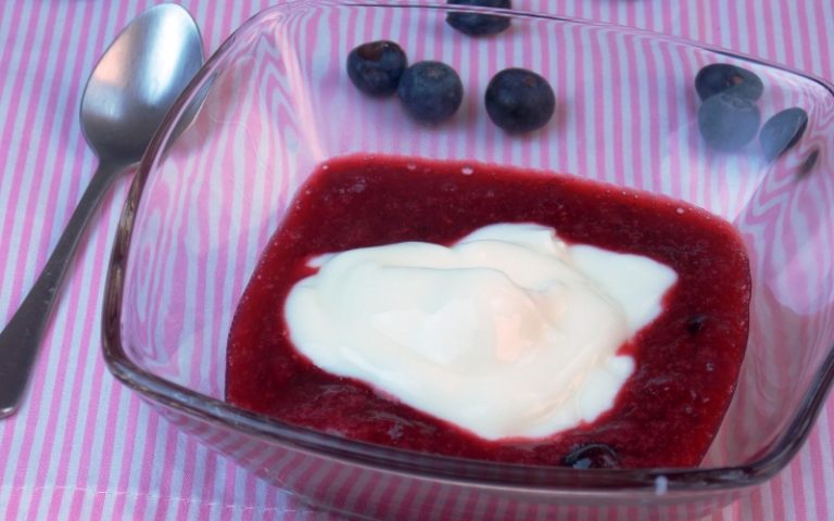 Iogurte grego caseiro com calda de frutas vermelhas