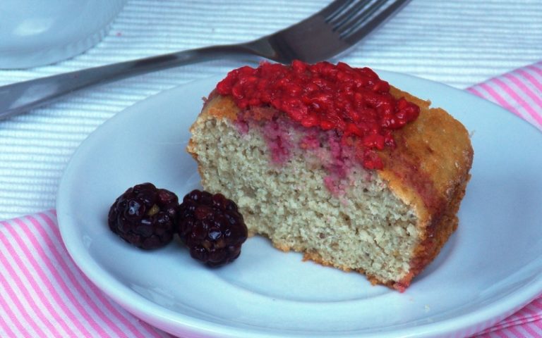 Bolo de baunilha com calda de framboesa