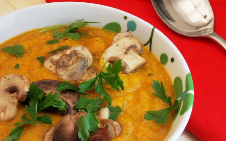 sopa de pinhão e cenoura com cogumelos
