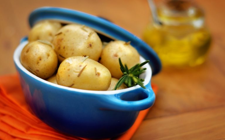 Batatas ao forno com alecrim