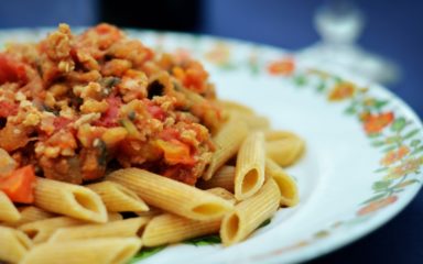 Penne ao molho bolonhesa vegan
