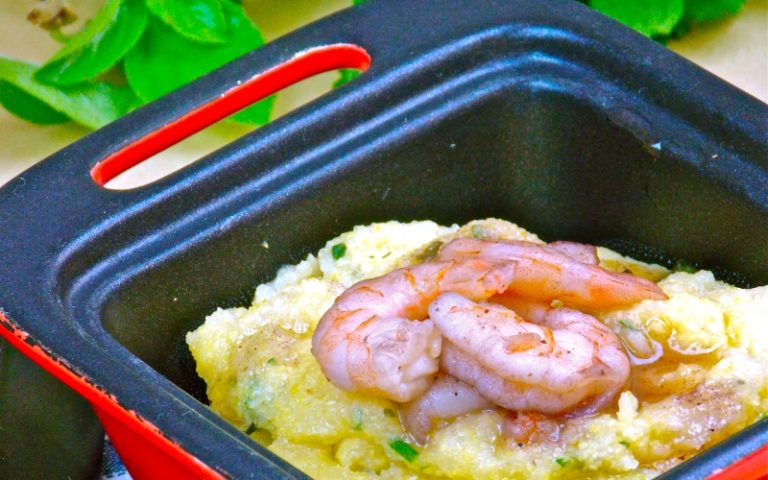 Panelinha de polenta cremosa com camarão