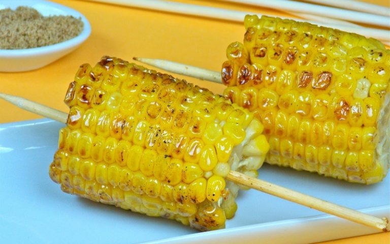 Milho grelhado com mascavo no palito
