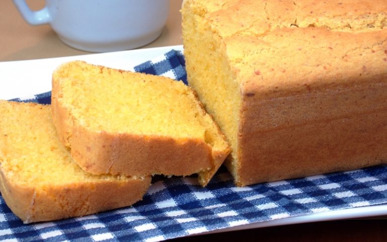Pão de fubá com queijo
