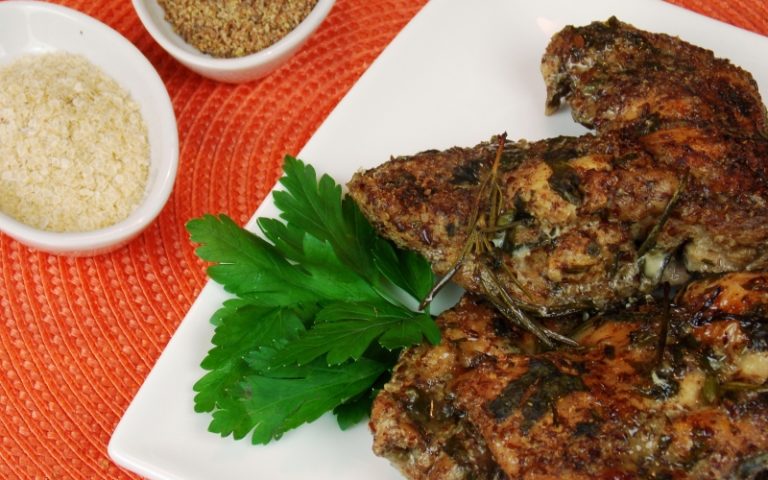 Sobrecoxa de frango com crosta de sementes