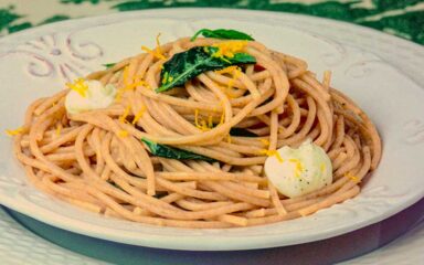 Macarrão com manjericão, raspas de limão siciliano e muçarela de búfala