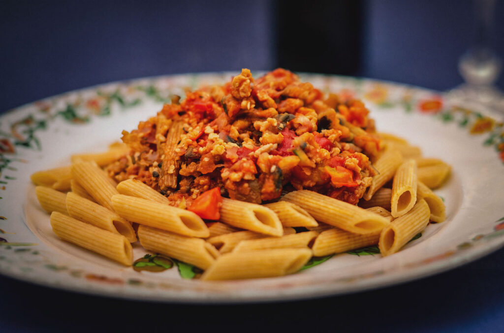 Penne ao molho bolonhesa vegan