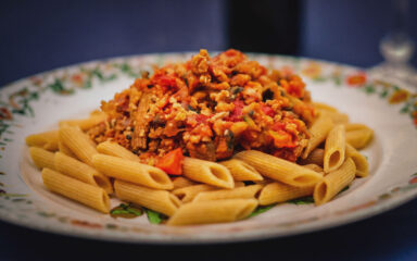 Penne ao molho bolonhesa vegan