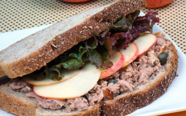 Sanduíche de atum com maçã