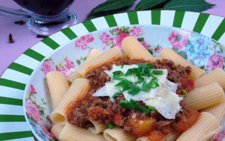 Macarronada com molho de tomates e toque de uva