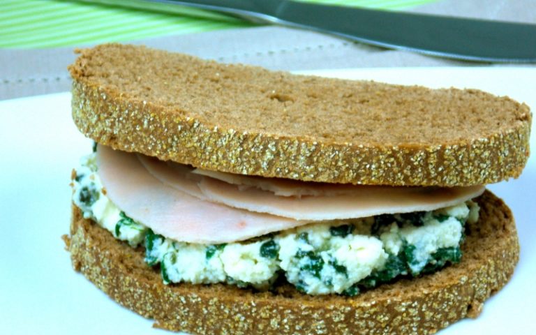 Pão australiano com pasta de espinafre e peito de peru