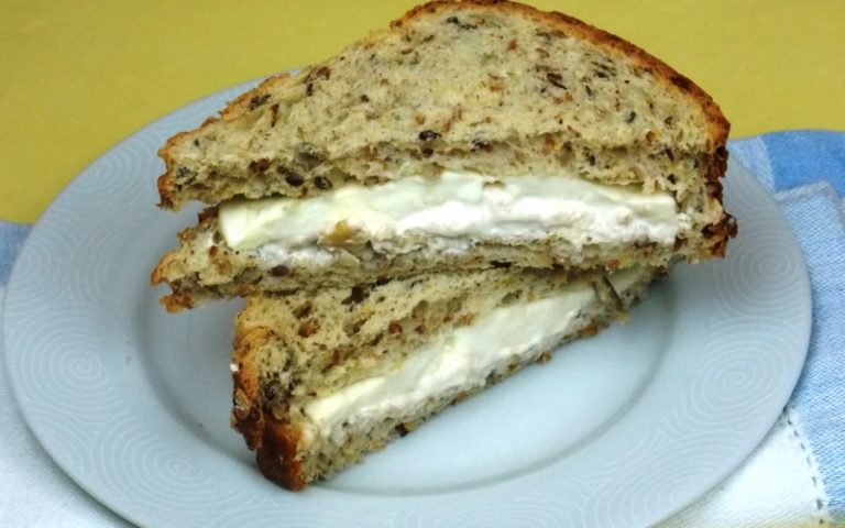 Sanduíche de forno com patê de alho e nozes