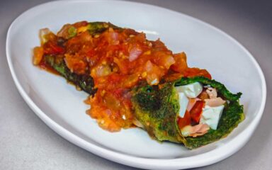 Panqueca de massa verde com recheio de peito de peru e queijo minas