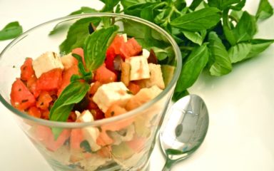 Entrada de tomate e queijo no copo