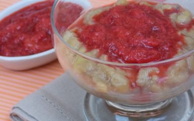 Bananada picante com calda de frutas vermelhas