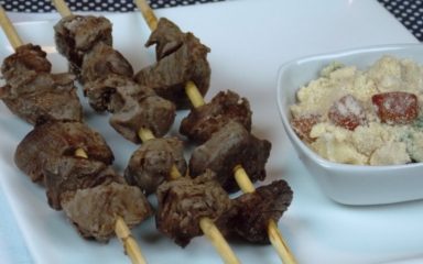Espetinho de carne na farofa de pinhão