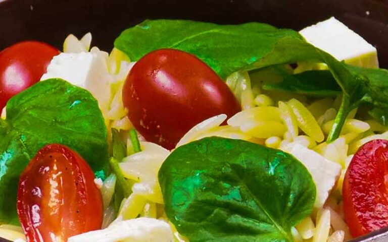 Risoni com queijo, tomate e agrião